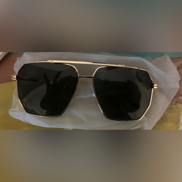 Htms sunglasses with hard cast, soft case and cloth. New in box. - Picture 2 of 2